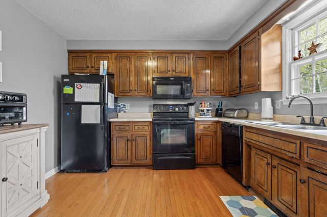 740 Acorn Dr, Clarksville, TN 37043