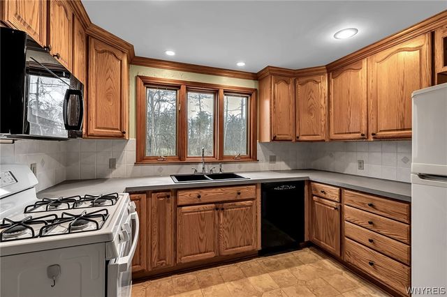 3265 South Creek Road, Hamburg, NY 14075