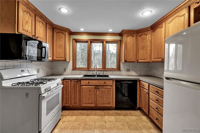 3265 South Creek Road, Hamburg, NY 14075