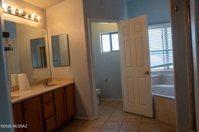 7580 S Climbing Ivy Drive, Tucson, AZ 85757