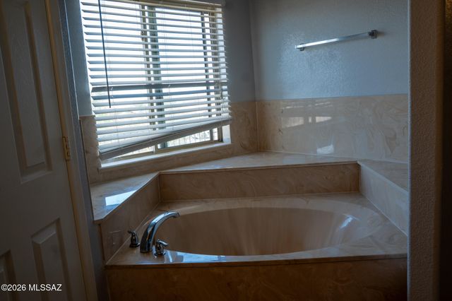 7580 S Climbing Ivy Drive, Tucson, AZ 85757