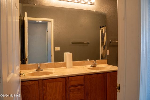 7580 S Climbing Ivy Drive, Tucson, AZ 85757