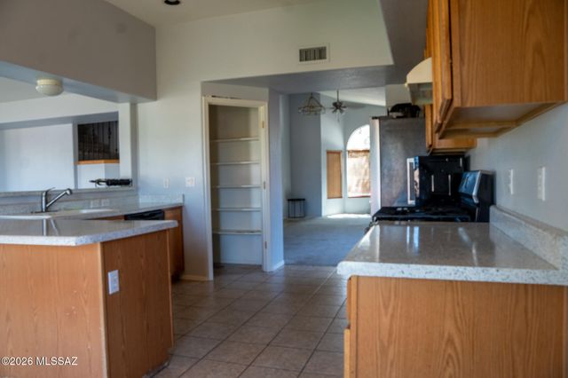 7580 S Climbing Ivy Drive, Tucson, AZ 85757