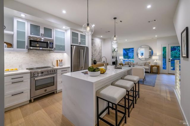 1092 Foster Rd, Napa, CA 94558