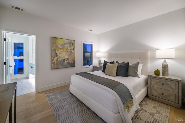 1092 Foster Rd, Napa, CA 94558