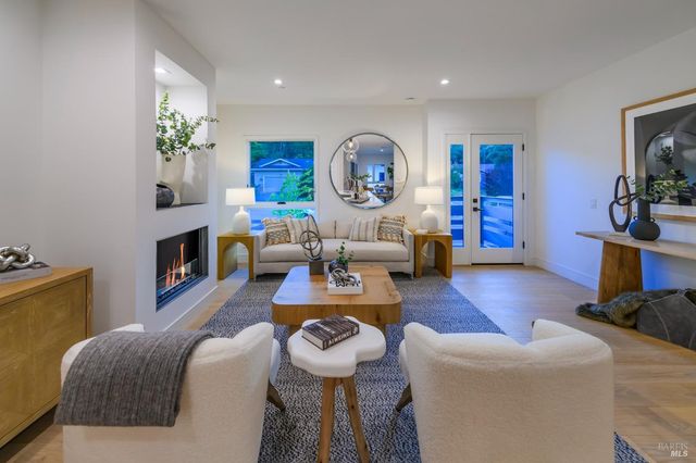 1092 Foster Rd, Napa, CA 94558