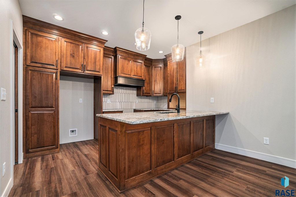 8607 W Shoreline Pl Place, Sioux Falls, SD 57107