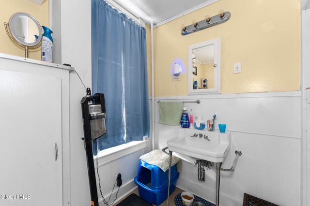 50 6th Avenue, Gloversville, NY 12078