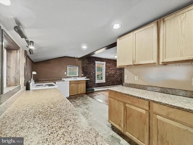 6 OAKLAND AVE, Lewistown, PA 17044