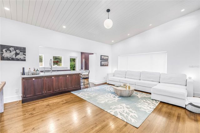 209 BANDERA WAY NE, St Petersburg, FL 33704