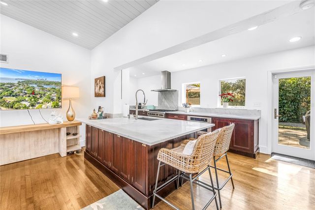 209 BANDERA WAY NE, St Petersburg, FL 33704