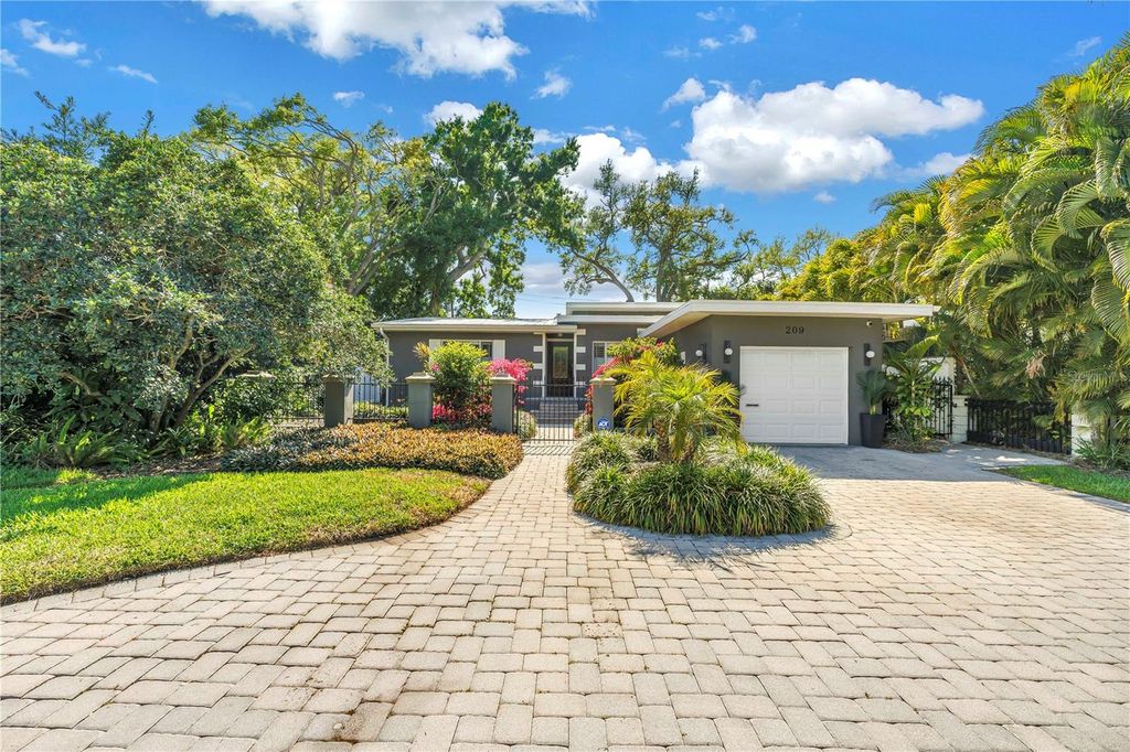 Image 1 of property listing at 209 BANDERA WAY NE, St Petersburg, FL 33704