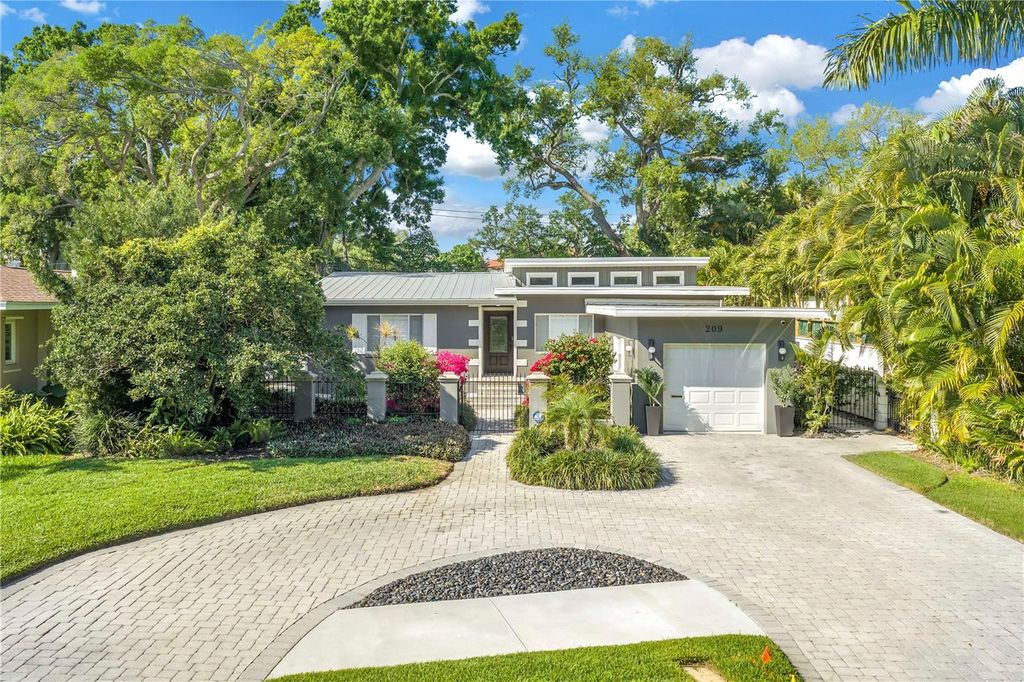 Image 2 of property listing at 209 BANDERA WAY NE, St Petersburg, FL 33704