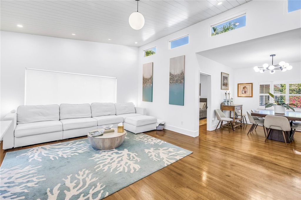 Image 13 of property listing at 209 BANDERA WAY NE, St Petersburg, FL 33704