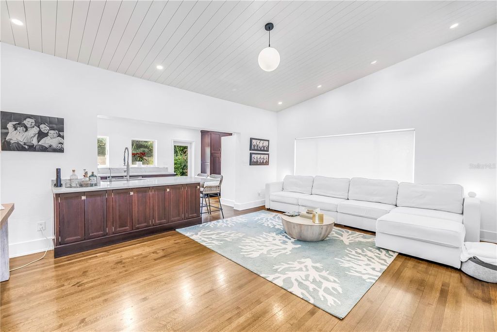 Image 14 of property listing at 209 BANDERA WAY NE, St Petersburg, FL 33704