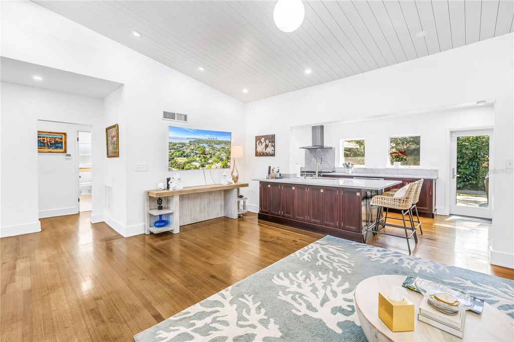 Image 15 of property listing at 209 BANDERA WAY NE, St Petersburg, FL 33704