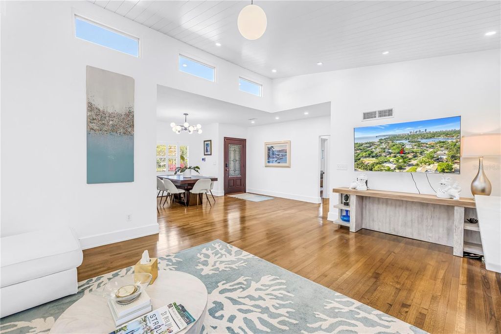 Image 16 of property listing at 209 BANDERA WAY NE, St Petersburg, FL 33704