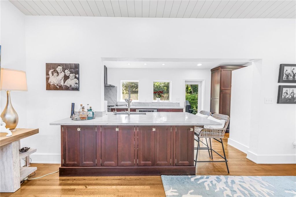 Image 17 of property listing at 209 BANDERA WAY NE, St Petersburg, FL 33704