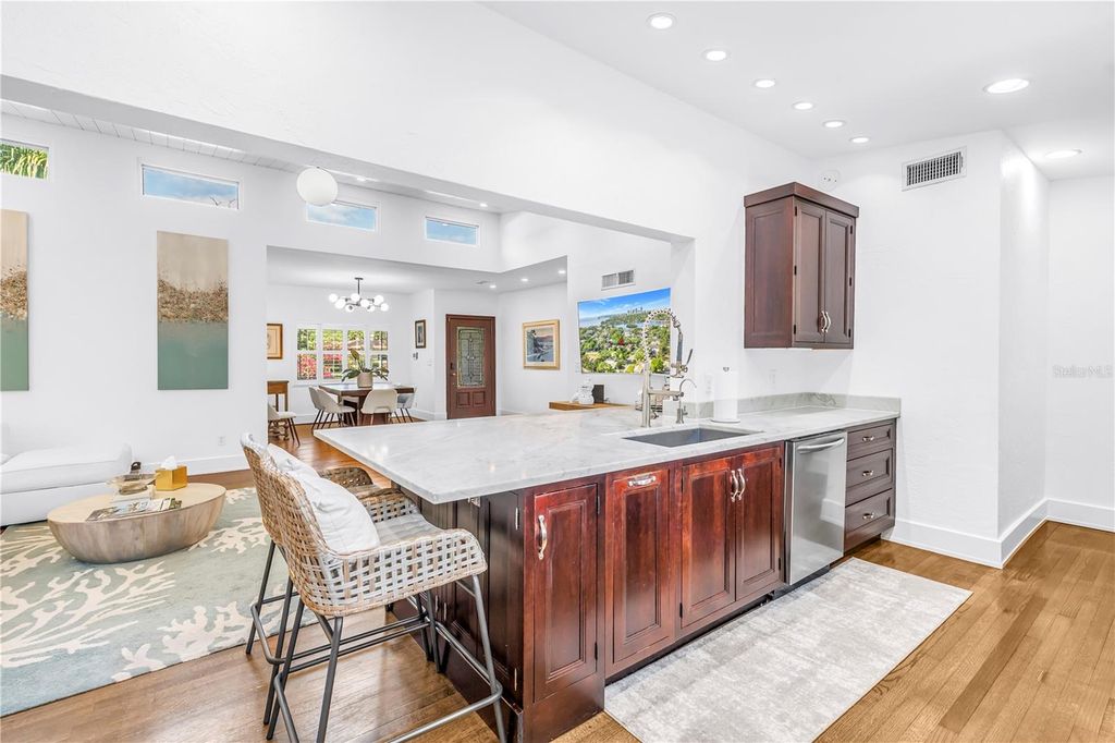 Image 18 of property listing at 209 BANDERA WAY NE, St Petersburg, FL 33704