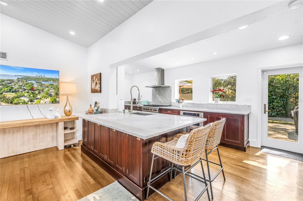 Image 19 of property listing at 209 BANDERA WAY NE, St Petersburg, FL 33704