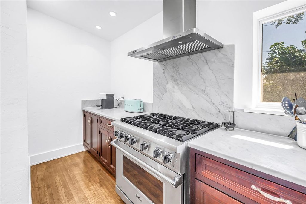 Image 22 of property listing at 209 BANDERA WAY NE, St Petersburg, FL 33704