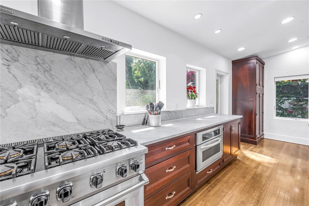 Image 23 of property listing at 209 BANDERA WAY NE, St Petersburg, FL 33704