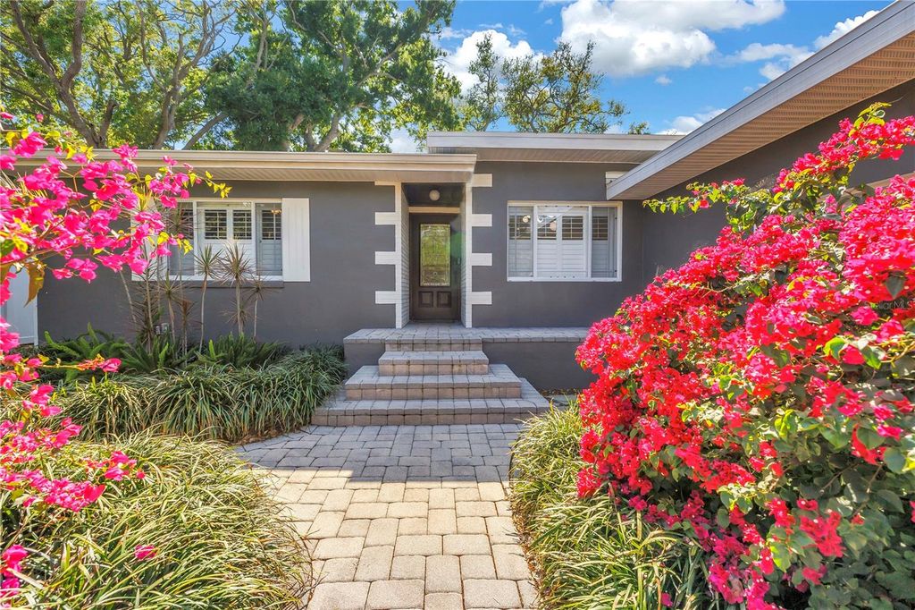 Image 4 of property listing at 209 BANDERA WAY NE, St Petersburg, FL 33704