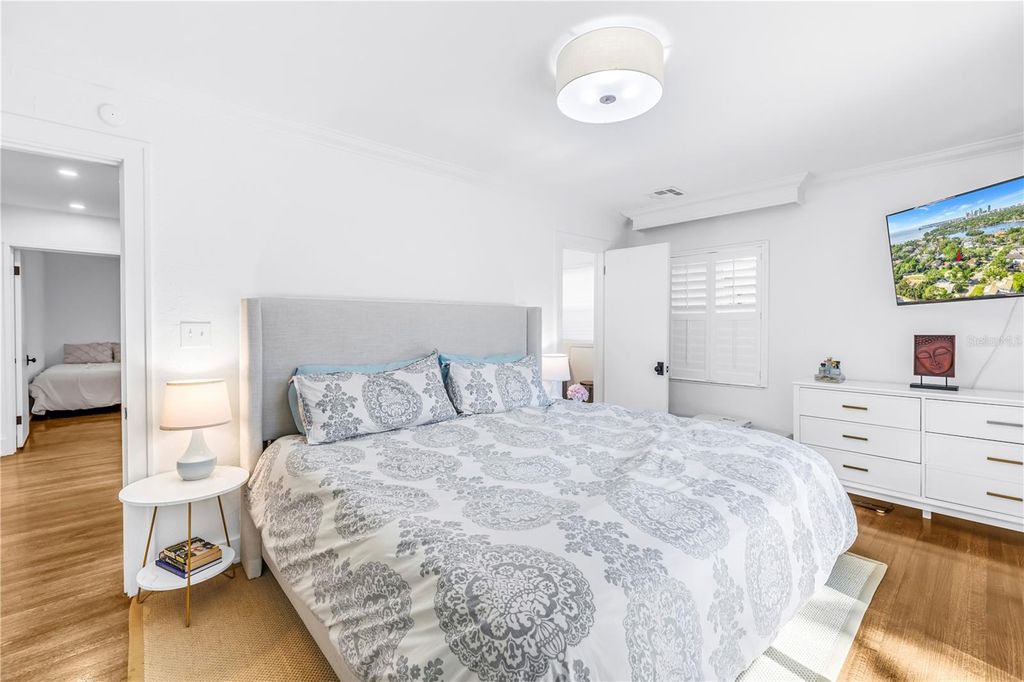 Image 32 of property listing at 209 BANDERA WAY NE, St Petersburg, FL 33704