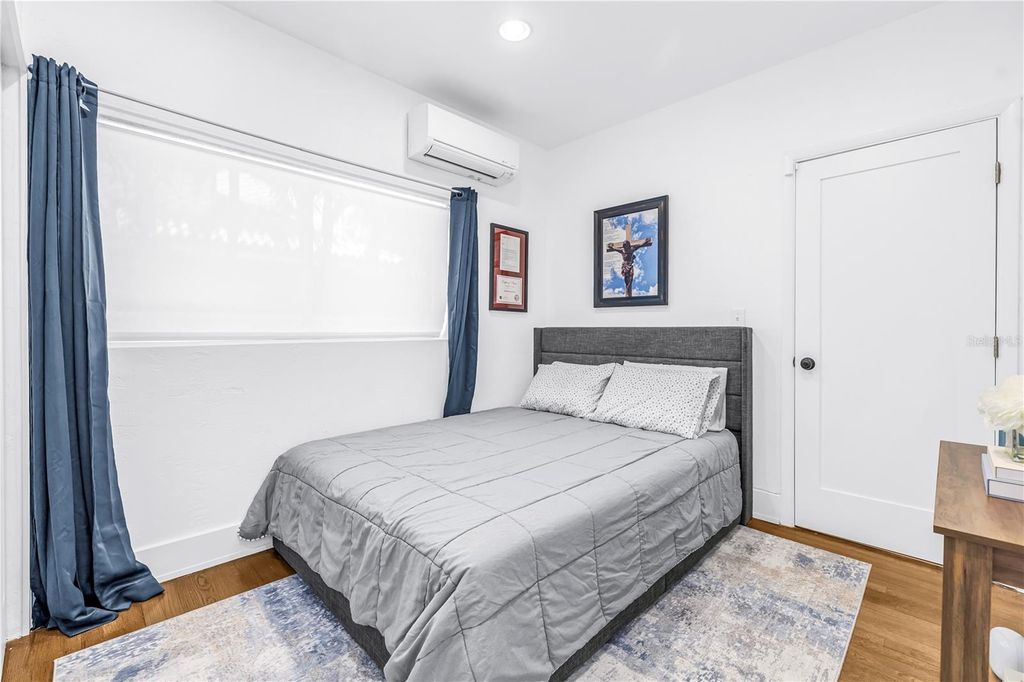 Image 35 of property listing at 209 BANDERA WAY NE, St Petersburg, FL 33704