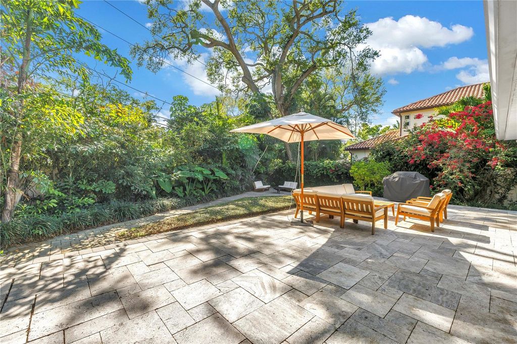 Image 37 of property listing at 209 BANDERA WAY NE, St Petersburg, FL 33704