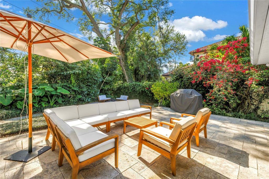 Image 39 of property listing at 209 BANDERA WAY NE, St Petersburg, FL 33704