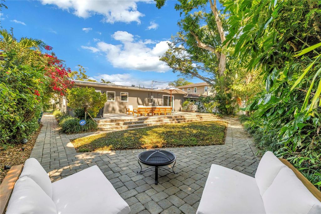 Image 43 of property listing at 209 BANDERA WAY NE, St Petersburg, FL 33704