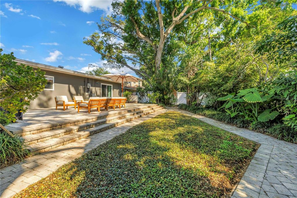 Image 44 of property listing at 209 BANDERA WAY NE, St Petersburg, FL 33704