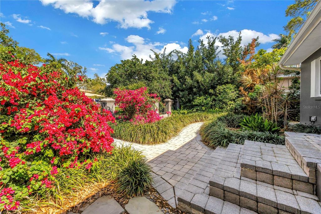 Image 6 of property listing at 209 BANDERA WAY NE, St Petersburg, FL 33704