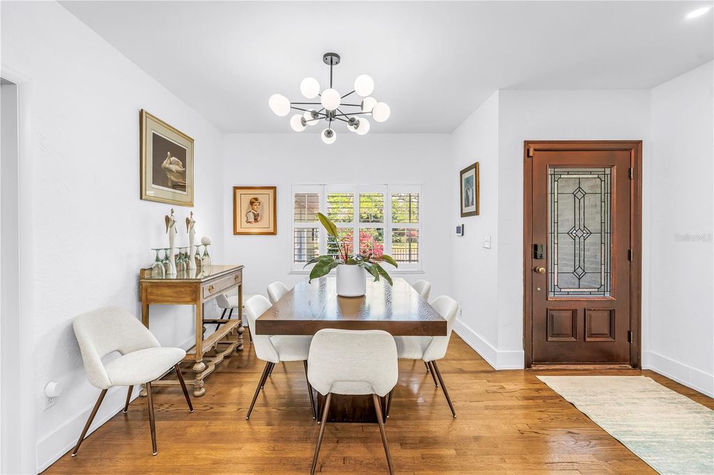 Image 8 of property listing at 209 BANDERA WAY NE, St Petersburg, FL 33704