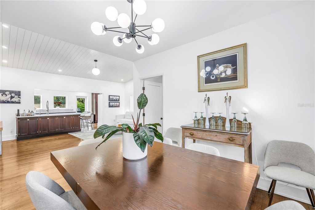 Image 10 of property listing at 209 BANDERA WAY NE, St Petersburg, FL 33704