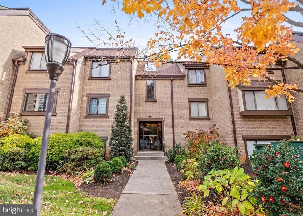1633 PARKCREST CIR #100, Reston, VA 20190