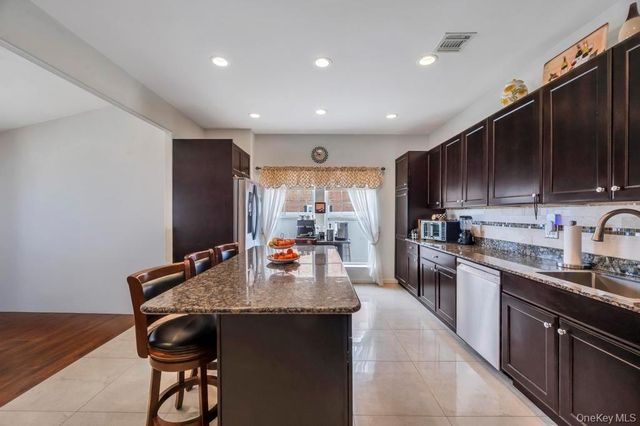 191 Flower Road, Shirley, NY 11967