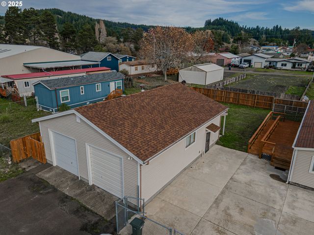 150 N 11TH St, Lakeside, OR 97449