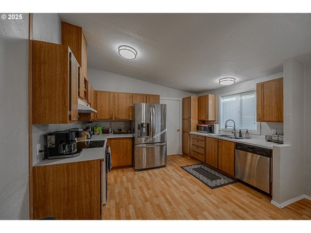 150 N 11TH St, Lakeside, OR 97449