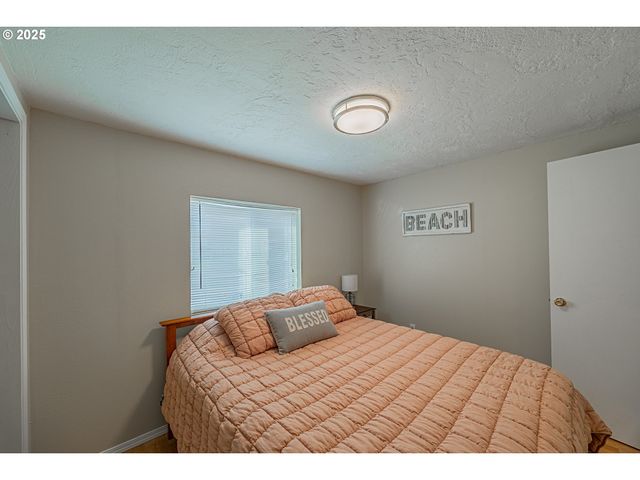 150 N 11TH St, Lakeside, OR 97449