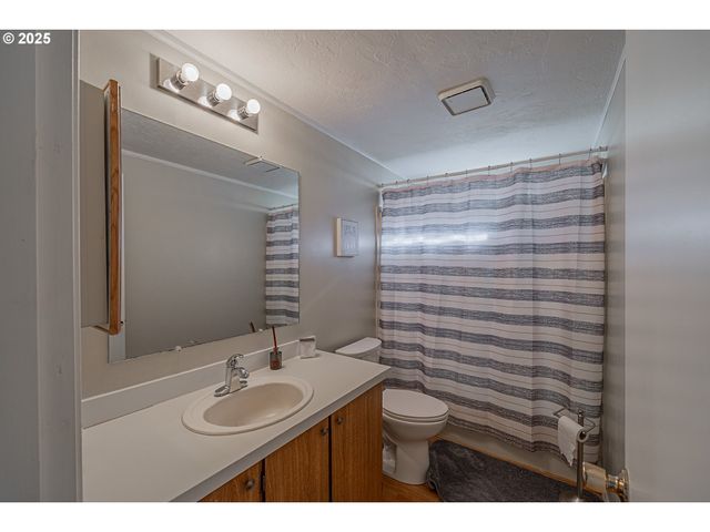 150 N 11TH St, Lakeside, OR 97449