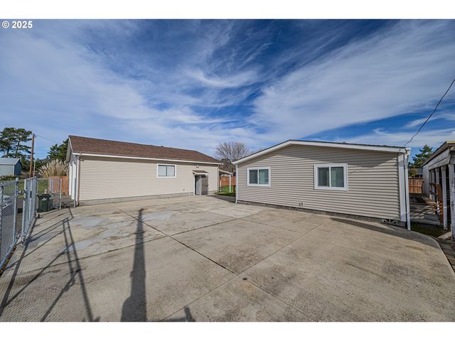 150 N 11TH St, Lakeside, OR 97449