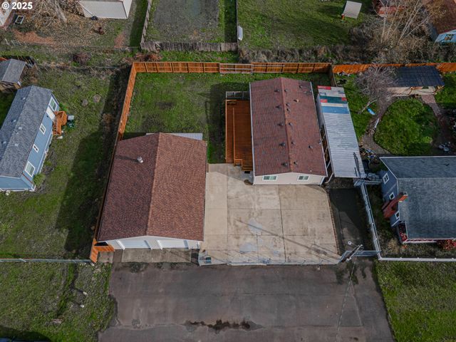 150 N 11TH St, Lakeside, OR 97449