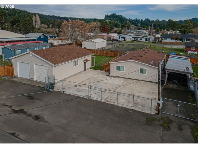 150 N 11TH St, Lakeside, OR 97449