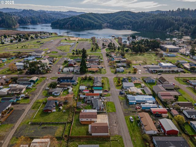 150 N 11TH St, Lakeside, OR 97449