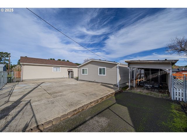 150 N 11TH St, Lakeside, OR 97449