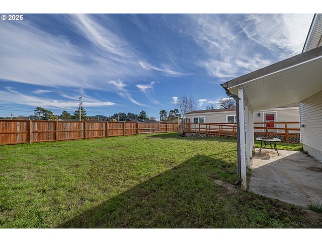 150 N 11TH St, Lakeside, OR 97449