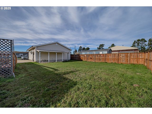 150 N 11TH St, Lakeside, OR 97449