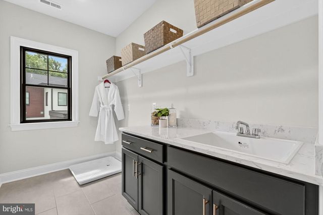 613 BLACKSTONE TER NW, Vienna, VA 22180